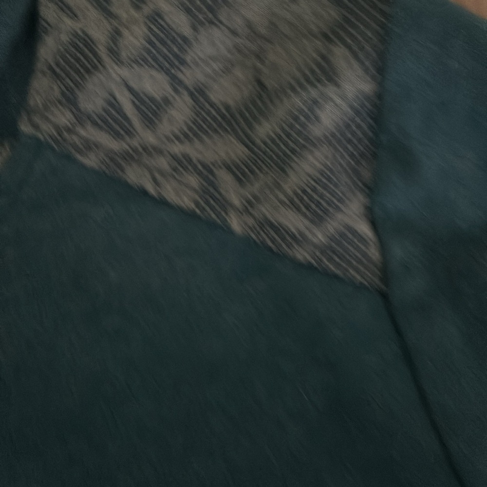Sweater size Large - Picture 2 of 3